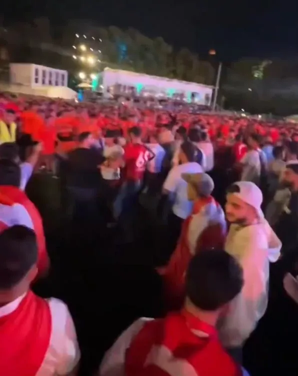hollanda-turkiye-maci-sonrasi-ortalik-karisti-taraftarlar-yumruk-yumruga-birbirine-girdi-1720304568401.jpeg Hollanda -Türkiye maçı sonrası ortalık karıştı! Taraftarlar yumruk yumruğa birbirine girdi - 1