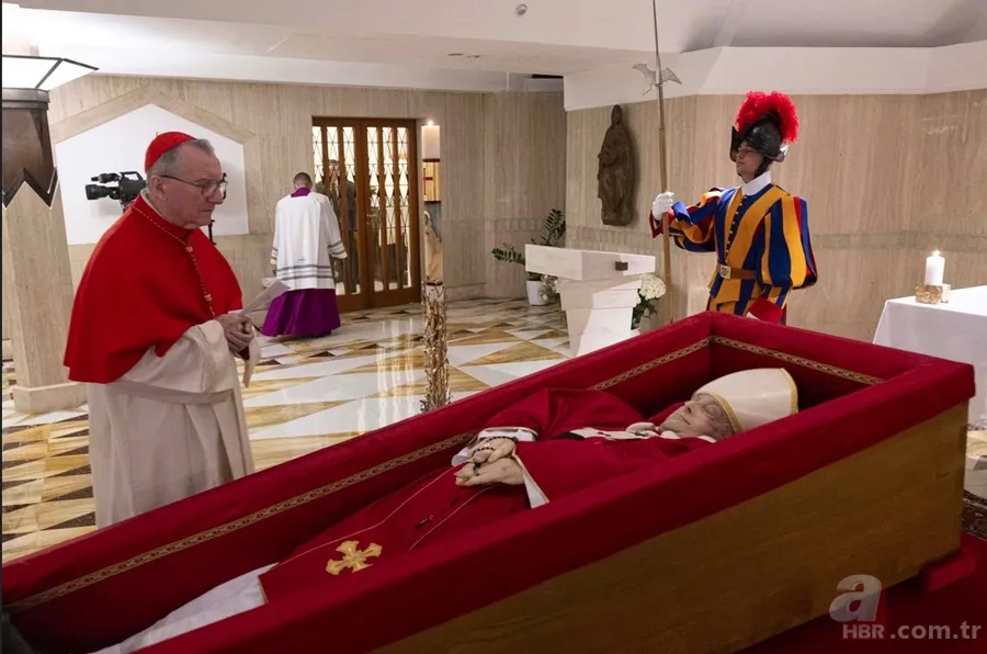 Vatikan Papa Francis'in tabuttaki görüntülerini paylaştı: Çarpıcı görüntüler... 1