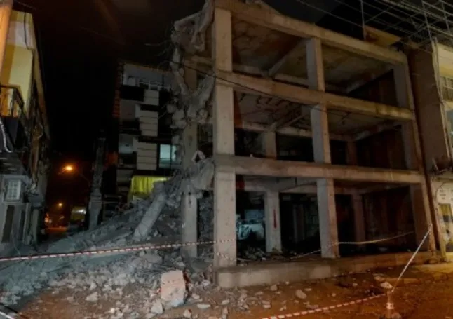 Apartman yıkımında korku dolu anlar! Beton parçalar yandaki eve çarptı