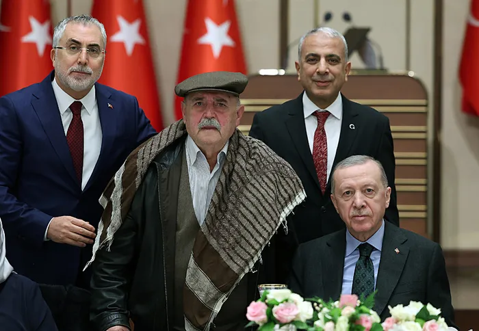 baskan-erdogandan-enflasyon-mesaji-emeklilerin-yukunu-hafifletecegiz-1734372384885.jpg (AA)
