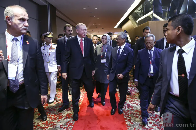 Başkan Erdoğan Kuala Lumpur'da! Oturumun ardından sergi alanını gezdi 3