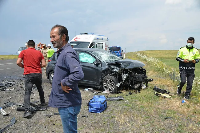 Kars’ta otomobiller kafa kafaya çarpıştı: 9 yaralı - 1