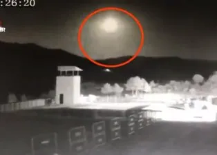 Balkonda otururken bir ışık gördü! Gökten başına servet yağdı
