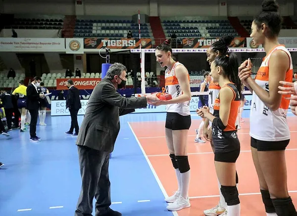 Kupa Eczacıbaşı VitrA'yı 3-0 yenen VakıfBank'ın oldu - 1