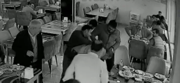 vanda-panik-anlari-soluk-borusuna-yiyecek-kacti-son-anda-kurtarildi-1666593593782.jpg Van’da panik anları! Soluk borusuna yiyecek kaçtı son anda kurtarıldı - 2