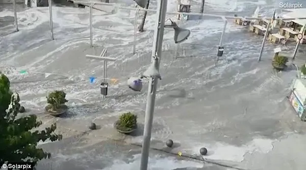 Akdeniz’de tsunami tatil cennetini vurdu!