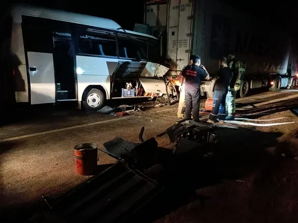izmirde-tir-servis-minibusune-carpti-2-olu-var-1660024221829.jpg İzmir’de tır servis minibüsüne çarptı! 2 ölü var - 1