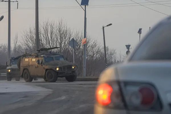 rus-askerleri-donbasa-ilerliyor-200-araclik-konvoy-yola-cikti-1645651115951.jpg Rus askerleri Donbas'a ilerliyor! 200 araçlık konvoy yola çıktı - 1