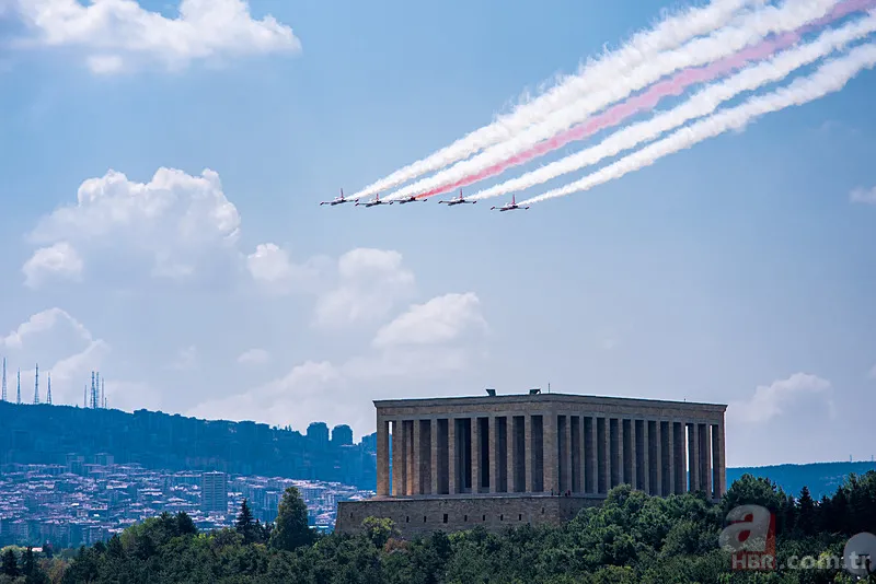 Türk Yıldızları Zafer Bayramı'nda Ankara semalarında 9