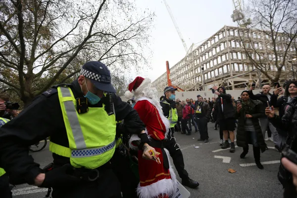 Demokrasi nerede Macron? O kararlar sonrasında sular durulmuyor