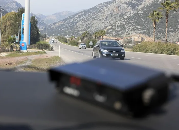 Sürücülerin korkusu 'radar aracı' hakkında doğru bilinen yanlışlar: CD asmak, plaka saç spreyi, fren yapmak... - 4