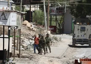 Katil İsrail Suriye’nin güneyinde iki sivili alıkoydu