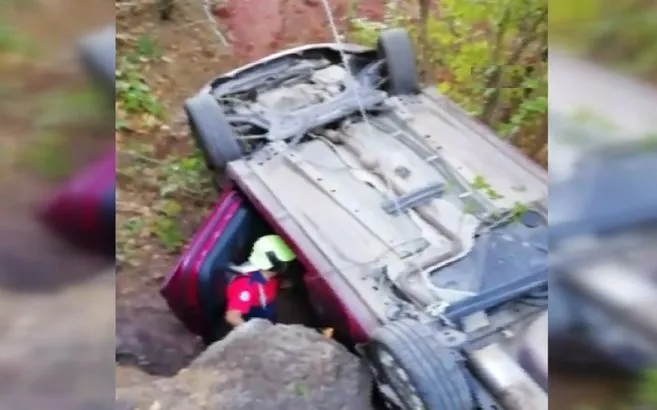 denizli de korkunc kaza ogretmen arabasiyla sarampole yuvarlandi video