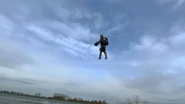 Özel kuvvetler için yeni dönem: Jet suit | İngiltere’de 42 komando jet motorlu uçuş kostümünü denedi