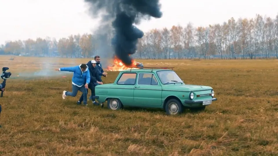Milyonluk Mercedes’i yakıp külüstürle kaçtı
