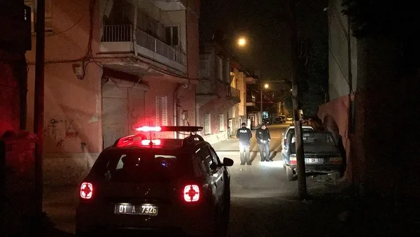 adanada-ilginc-olay-silah-seslerine-cikti-gozunden-vuruldu-1649127830577.jpeg Adana'da ilginç olay! Silah seslerine çıktı gözünden vuruldu - 1