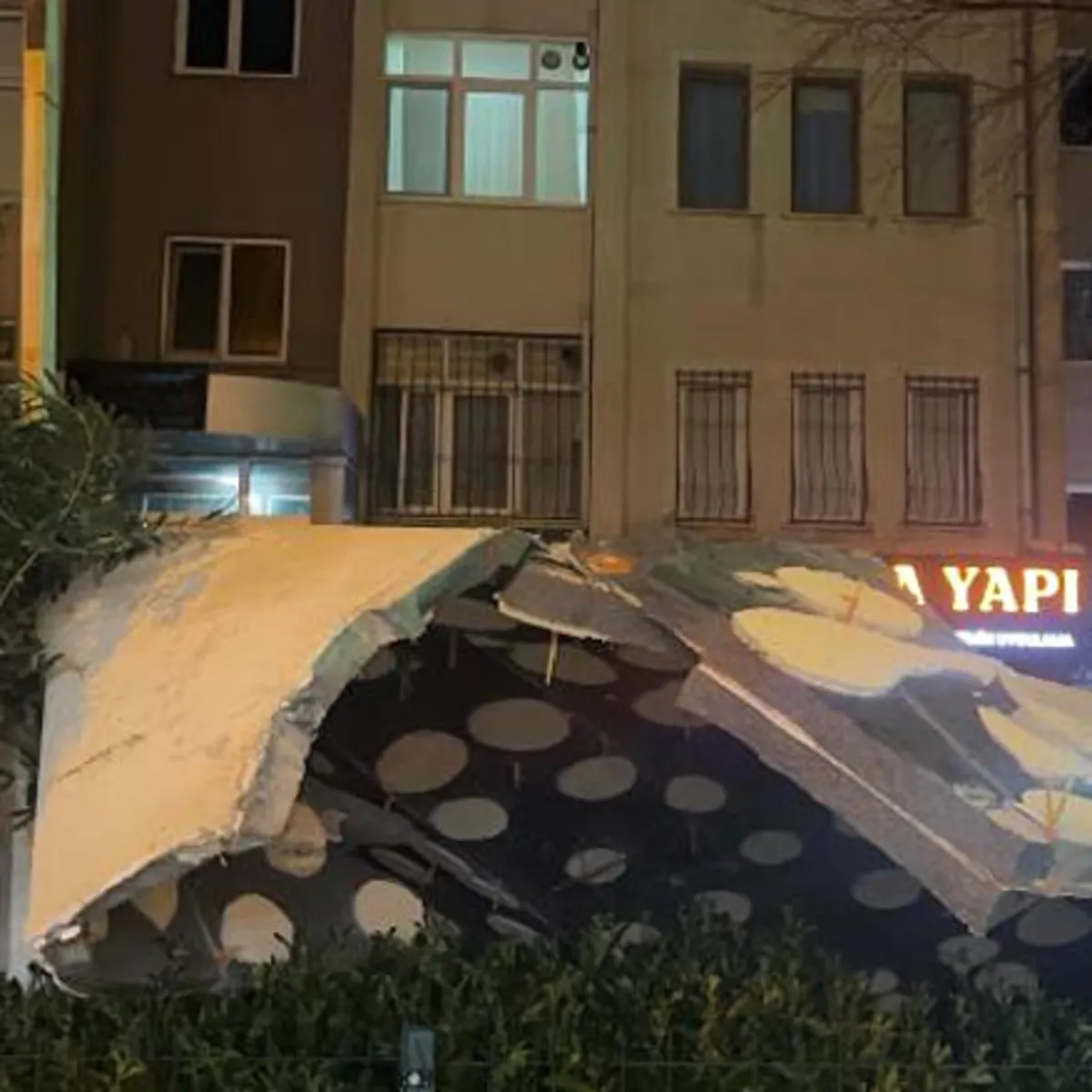 İstanbul'da fırtına dehşeti: 15 katlı binanın dış yalıtımı araçların üzerine devrildi