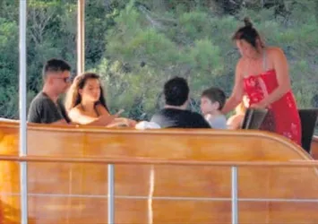Özcan Deniz'in genç sevgilisiyle ilk fotoğrafı