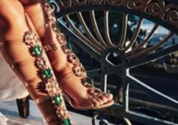 Rihanna kendi tasarladığı sandaletleri tanıttı
