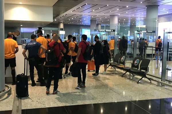 galatasaraya-olympiakos-maci-oncesi-yunanistanda-pcr-testi-engeli-sari-kirmizililar-2-saat-beklemenin-ardindan-turkiyeye-donme-karari-aldi-1626109462884.jpg Galatasaray'a Olympiakos maçı öncesi Yunanistan'da PCR testi engeli! Sarı kırmızılılar 2 saat beklemenin ardından Türkiye'ye dönme kararı aldı - 2
