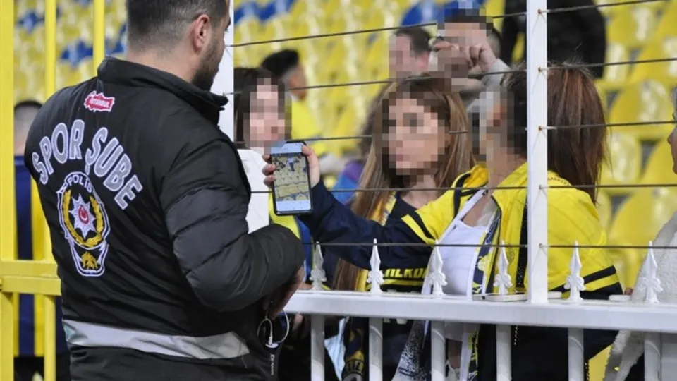 Fenerbahçe tribününde taciz skandalı! Kadın taraftar şikayetçi oldu! 20 kişi tüm müsabakalardan men edildi