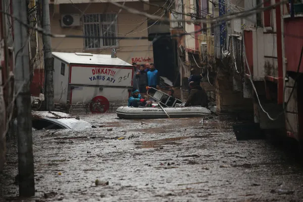 Meral Akşener sel felaketi üzerinden siyaset devşirdi: Fotoğraflara rağmen Hükümet köstek oluyor iftirası