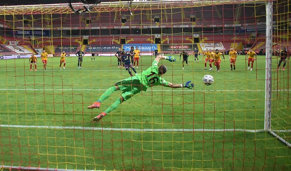 1 Türk daha Fransa'ya gitti! Doğan Alemdar Rennes'te - 3