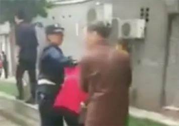 Çin'de önüne çıkan çocuğu bıçakladı
