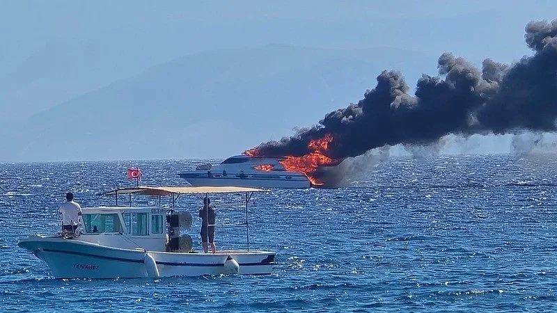 İzmir’de korku dolu anlar! Lüks tekne alevler içinde kaldı