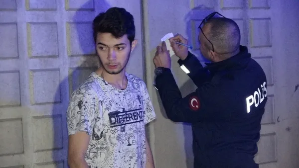 adanada-terk-edilen-genc-kiz-metrelerce-yukseklikten-alt-gecide-atladi-1637215530158.jpg Adana’da terk edilen genç kız metrelerce yükseklikten alt geçide atladı - 3