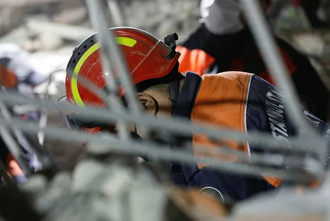 İzmir'de 6,6 şiddetindeki depremde saat 14.51'de durdu - 2