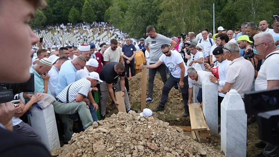 Srebrenitsa soykırımının 7 şehidi daha toprağa verildi