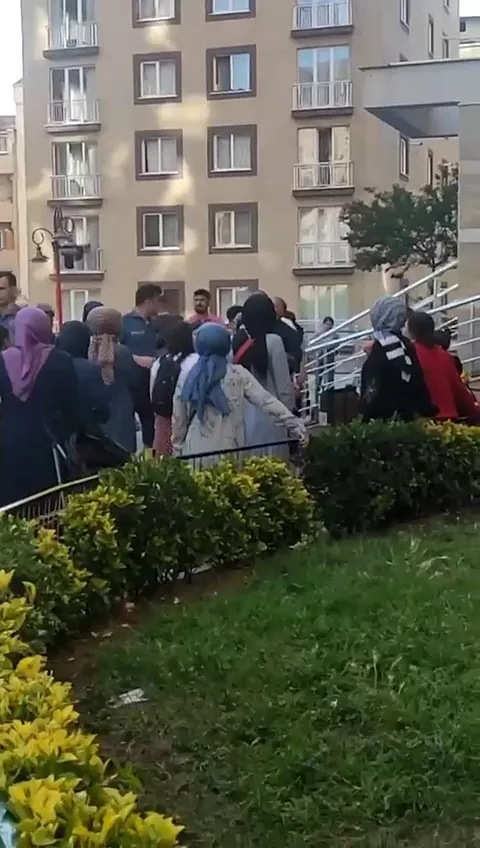 esenyurtta-feci-olum-kucuk-cocuk-misafirlik-icin-gittigi-binanin-5inci-katindan-duserek-hayatini-kaybetti-1655564715858.jpg Esenyurt'ta feci ölüm! Küçük çocuk misafirlik için gittiği binanın 5’inci katından düşerek hayatını kaybetti - 1