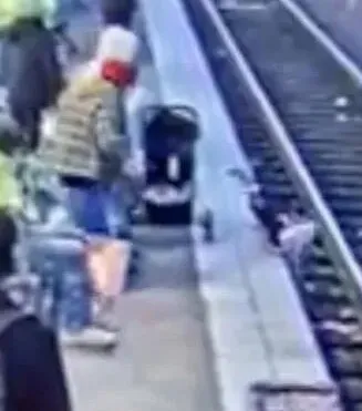 ABD’de dehşete düşüren olay! 3 yaşındaki çocuğu herkesin gözü önünde tren raylarına attı