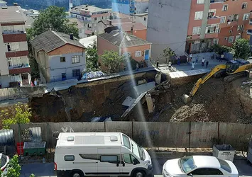 Sarıyer'de korkutan olay! İnşaat kazısında yol çöktü