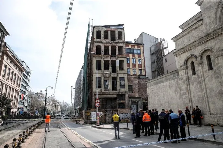 Karaköy’de korku dolu anlar! 5 katlı bina çöktü