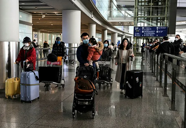 1673194092154.jpg Çin'de 3 yılın ardından bir ilk! Koronavirüs sonrası sınırlar açıldı havalimanları doldu taştı - 3