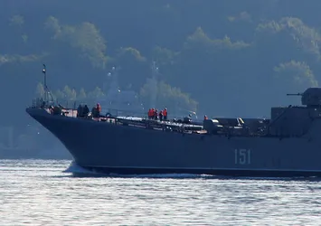 Rus savaş gemisi İstanbul Boğazı'ndan geçti