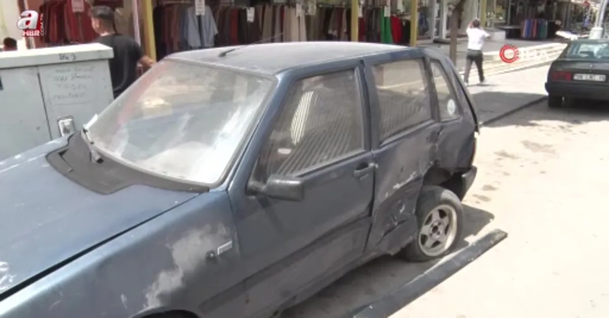 Minibüs park halindeki 4 otomobile çarptı