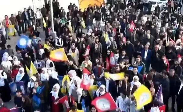 DEM’li Tülay Hatimoğulları bebek katili Abdullah Öcalan’a özgürlük nidaları attı! Skandal kürdistan çıkışı...