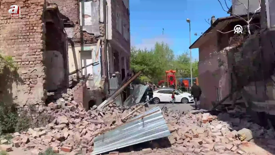 Fatih’te deprem sonrası metruk bina göçtü
