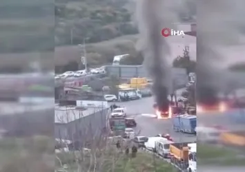 Ataşehir'de hafif ticari araç alev alev yandı