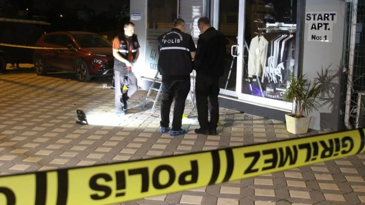 Adana'da giyim mağazasına parça tesirli el yapımı patlayıcı ile saldırı! Faciadan kıl payı dönüldü