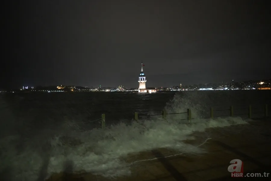 İstanbul’da beklenen yağış başladı! Şimşekler geceyi aydınlattı 10