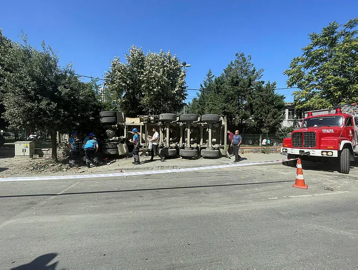istanbul-eyupsultanda-hafriyat-kamyonu-devrildi-1658585514647.jpg İstanbul Eyüpsultan'da hafriyat kamyonu devrildi! Vatandaşlar ölümden döndü: O anlar kamerada - 1