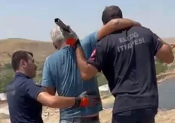 Kulağına saplanan demirle hastaneye kaldırıldı