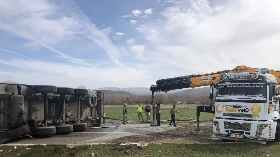 Erzurum karayolunda TIR devrildi: 2 yaralı