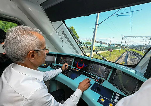 1690031394834.jpg Milli Hızlı Tren 2025 yılında raylarda! Tasarım çalışmalarının yüzde 90'ı tamamlandı! Bakan Abdulkadir Uraloğlu kokpitte test etti - 2
