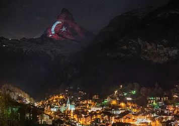 İsviçre'nin Matterhorn Dağı'na Türk bayrağı yansıtıldı