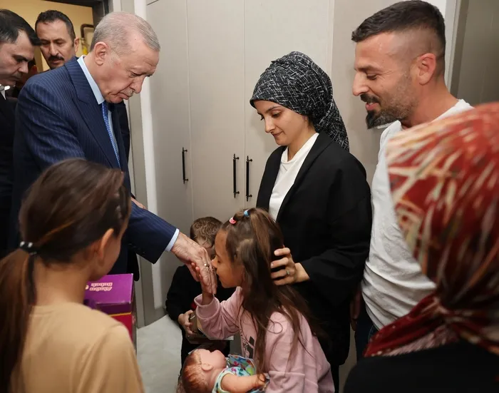 baskan-erdogandan-yeni-yuvasina-kavusan-aileye-surpriz-ziyaret-1729956638162.jpeg Yeni yuvada ilk misafir! Başkan Erdoğan'dan depremzede aileye ziyaret | İşte o samimi anlar... - 1